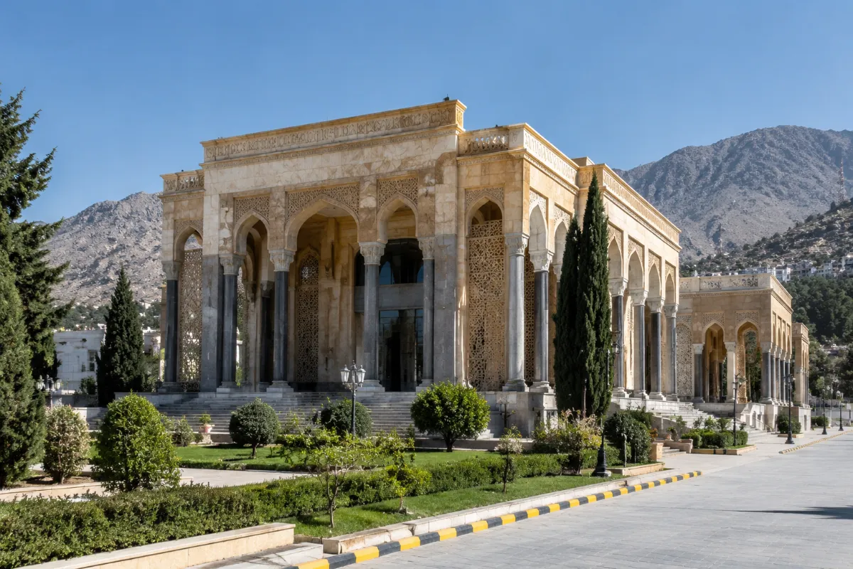 نمای بنای باشکوه سنتی-مدرن با سنگ تراورتن کرم و لاشتر ایرانی در معماری منطقه پاکستان و افغانستان